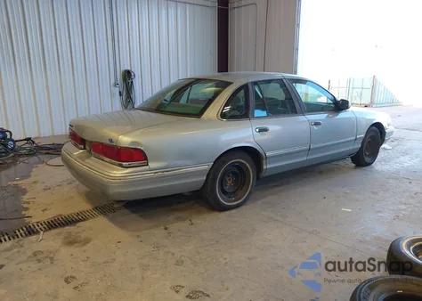 1996 Ford Crown Victoria z USA, uszkodzony, nr VIN 2FALP7367TX101761
